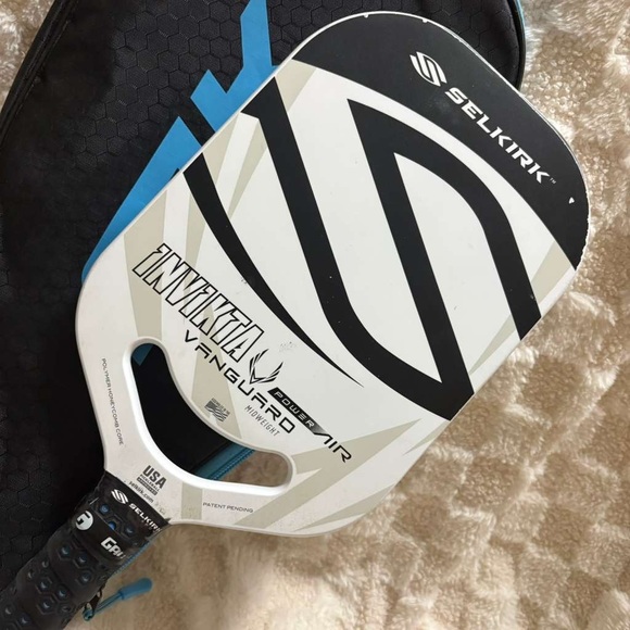 Selkirk Black and white paddle with case. - Picture 2 of 7